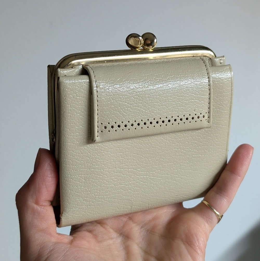 Elegant Cream Leather Women's Wallet Made In Canada Vintage Classic Gold